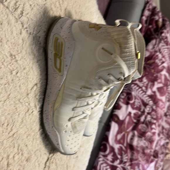 White great condition under Armor bball sneakers - Picture 3 of 4